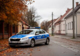 Radiowóz na ulicy małego miasta