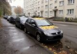 Samochód zaparkowany przy ulicy w Krakowie jesienią