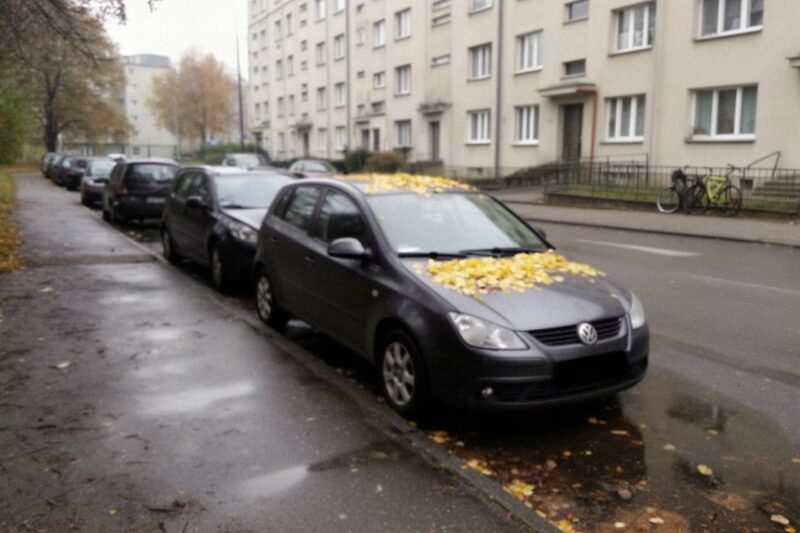 Samochód zaparkowany przy ulicy w Krakowie jesienią
