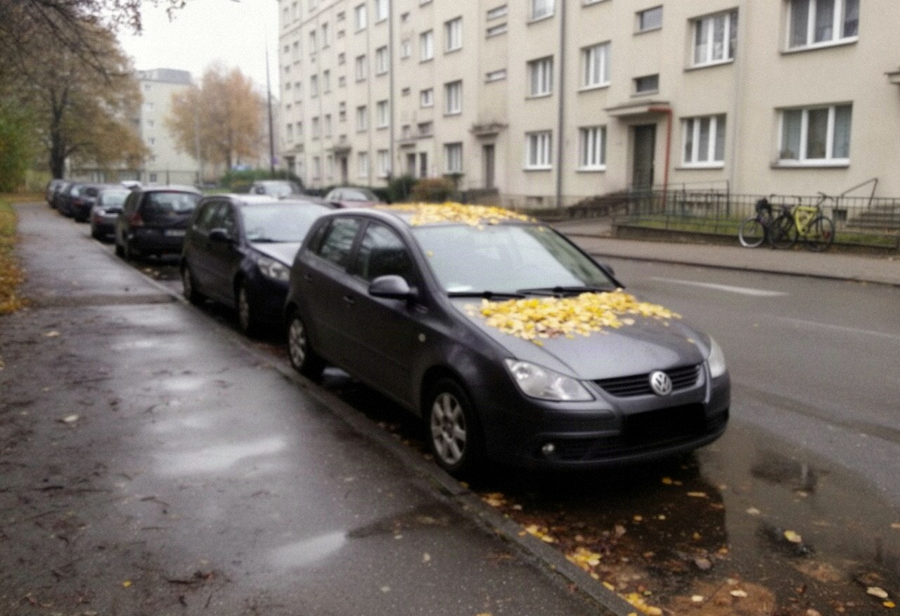 Samochód zaparkowany przy ulicy w Krakowie jesienią