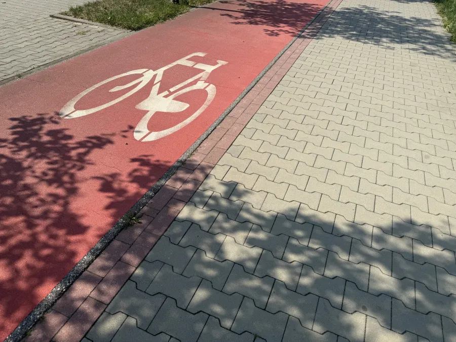 Nowa nawierzchnia dla pieszych i rowerzystów na ul. Księcia Józefa