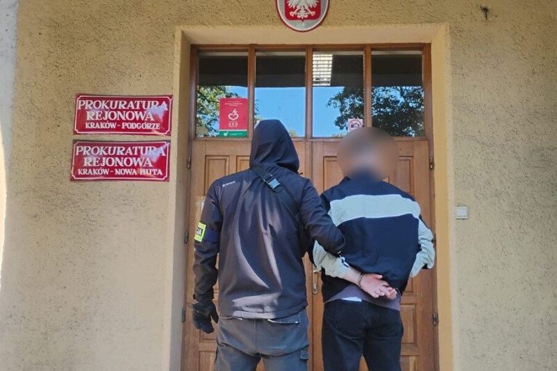 Krakowscy policjanci zatrzymali dwóch oszustów