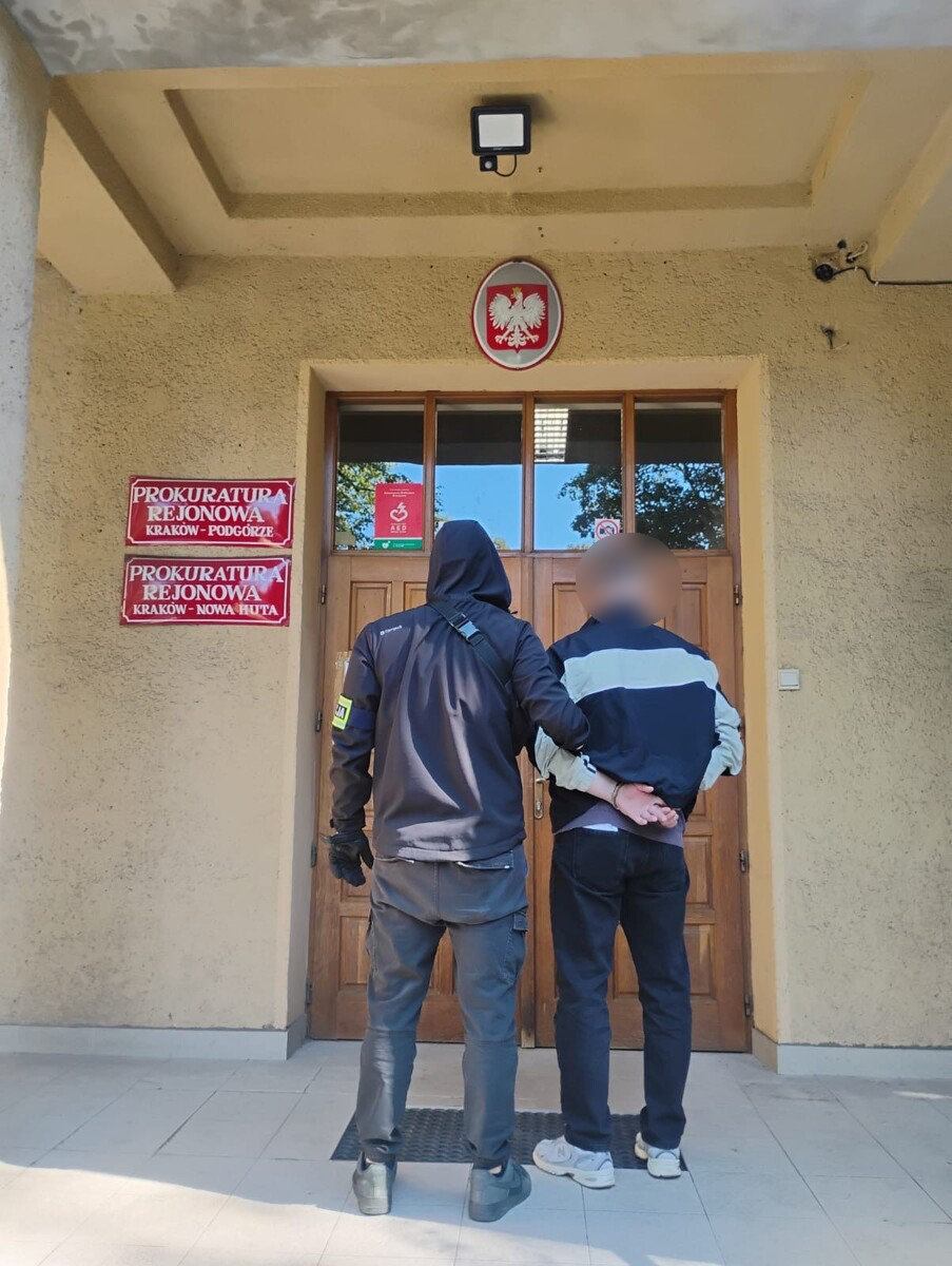 Krakowscy policjanci zatrzymali dwóch oszustów