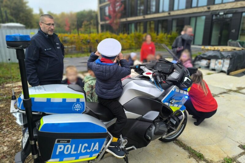 Spotkania profilaktyczne z krakowskimi policjantami drogówki w placówkach edukacyjnych