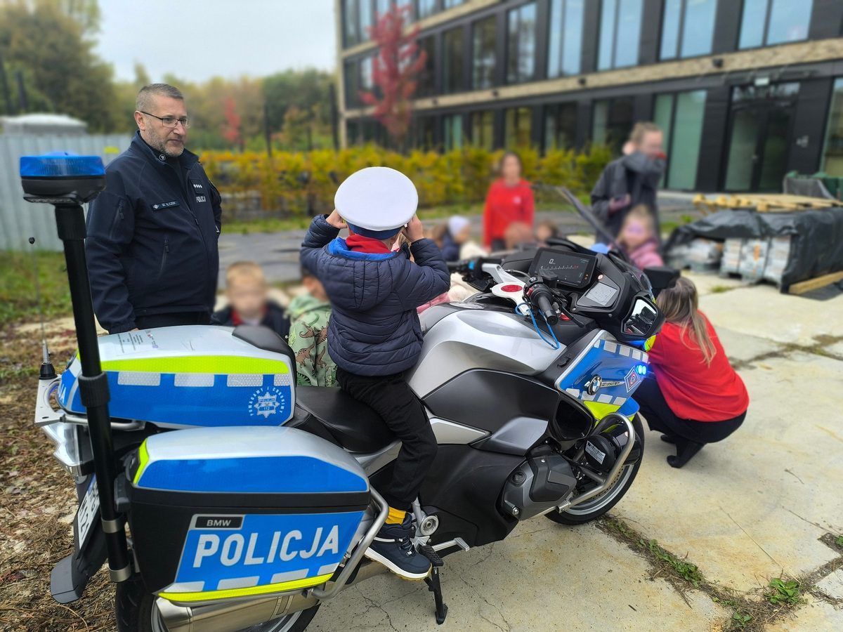 Spotkania profilaktyczne z krakowskimi policjantami drogówki w placówkach edukacyjnych