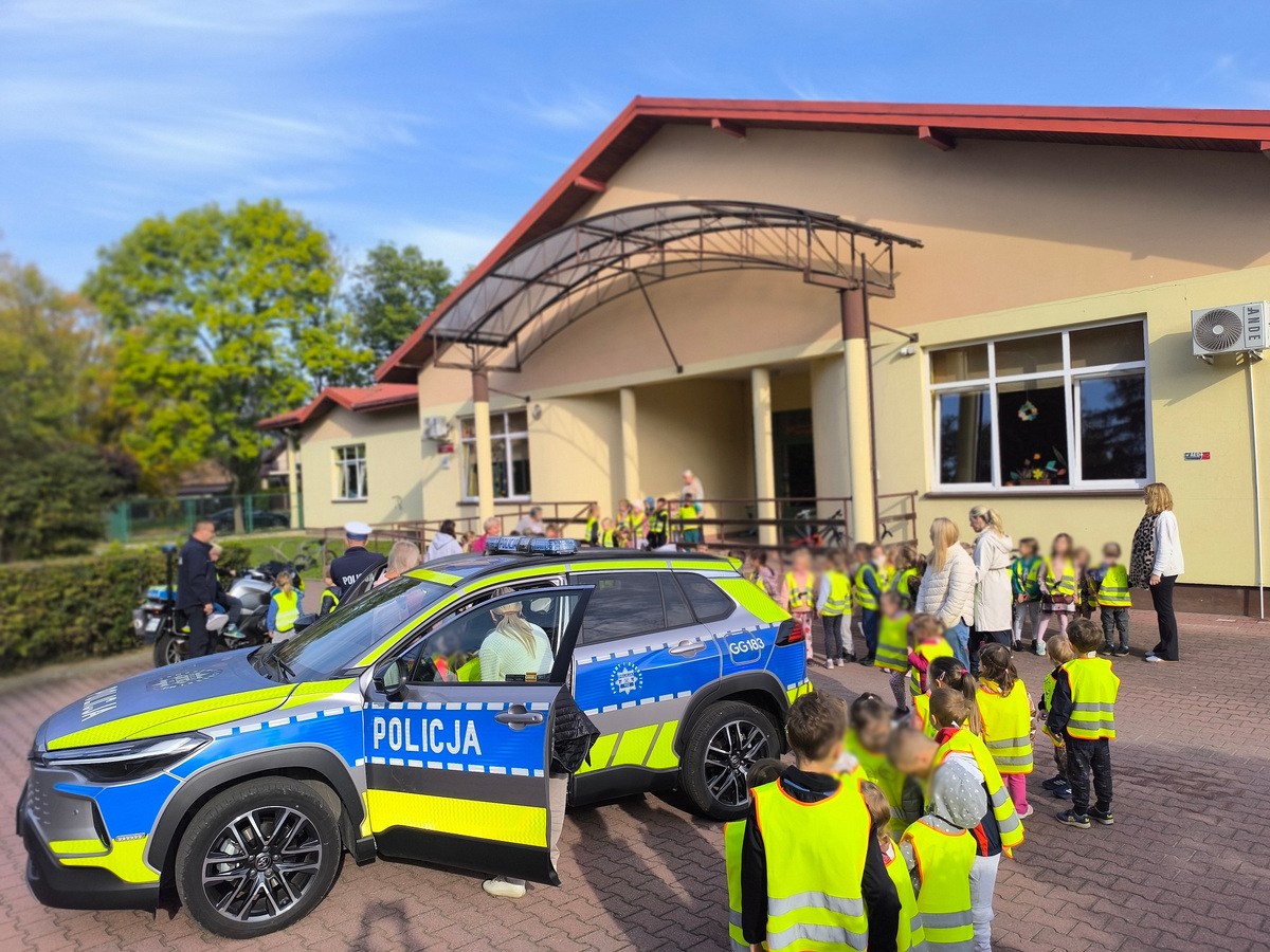 Droga do bezpieczeństwa przedszkolaków z policjantami krakowskiego Ruchu Drogowego