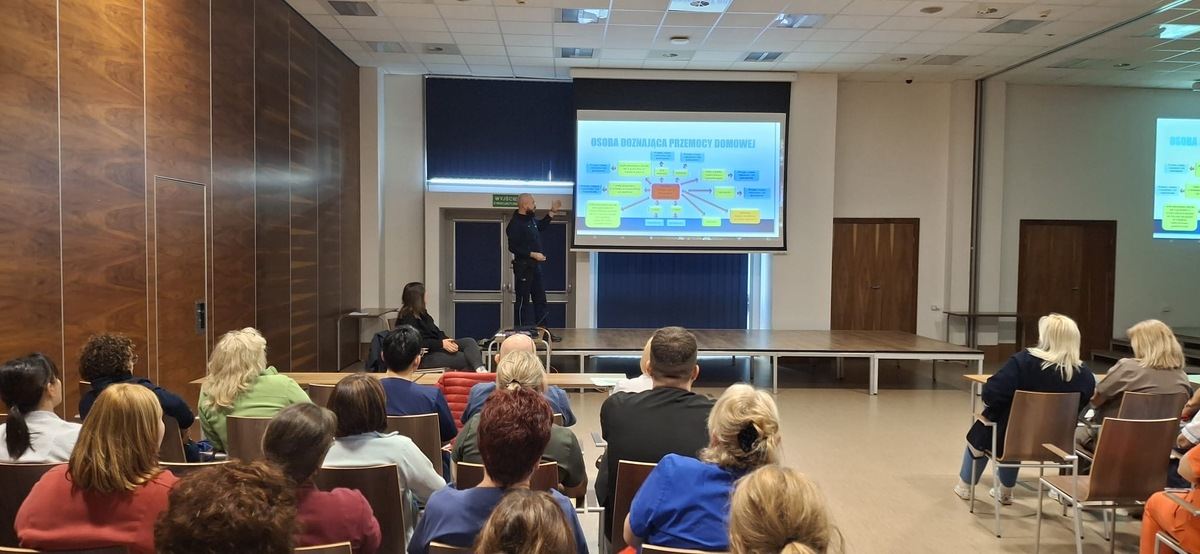 Krakowscy policjanci przeprowadzili szkolenie z przeciwdziałania przemocy domowej dla personelu medycznego