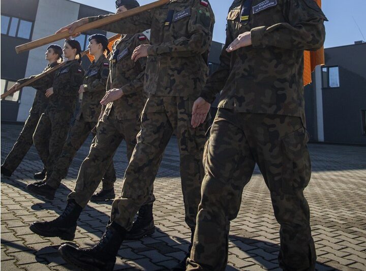 Uczniowie klas mundurowych XVI LO szkolili się z musztry pod okiem krakowskich policjantów