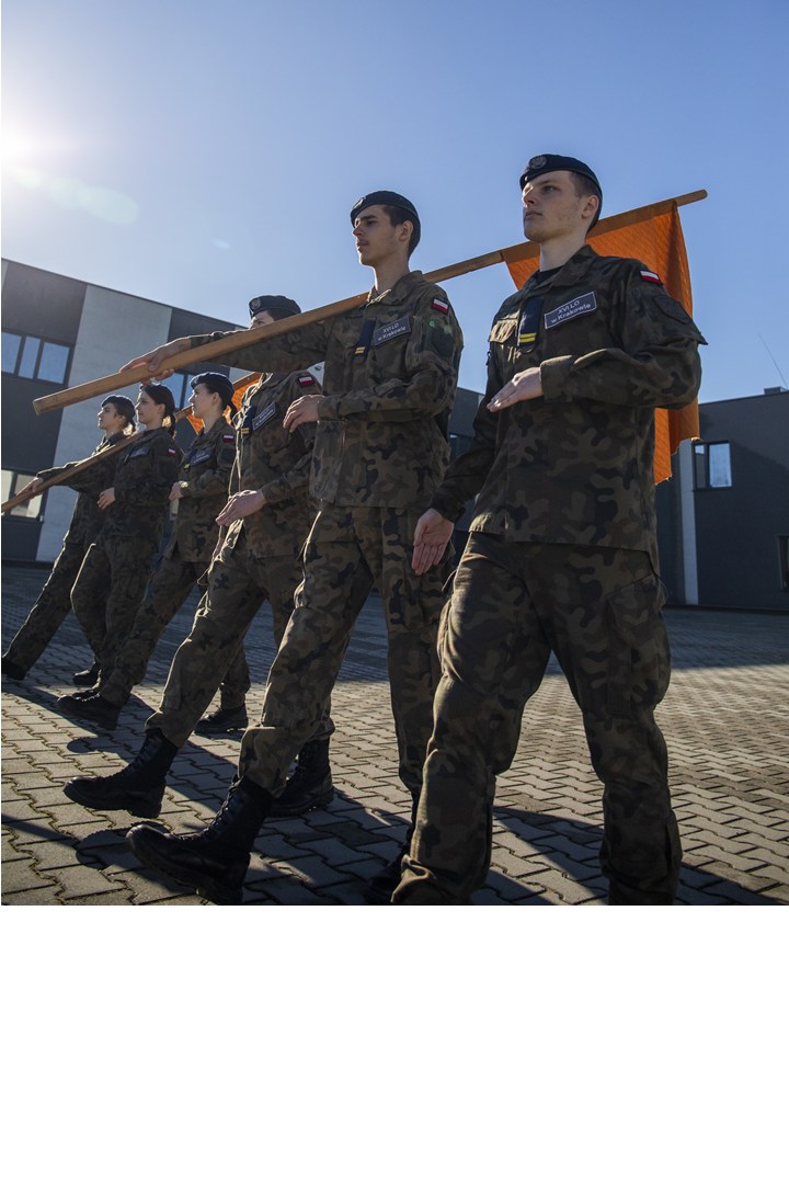Uczniowie klas mundurowych XVI LO szkolili się z musztry pod okiem krakowskich policjantów