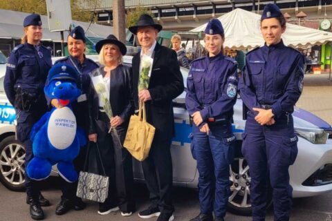 Kraków: policjanci ostrzegali seniorów przed oszustami na Unitargu