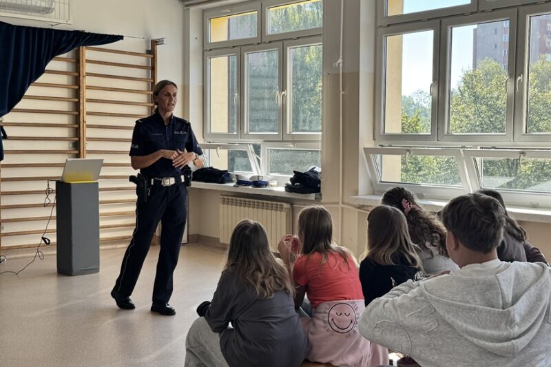 Bezpieczeństwo na drodze zaczyna się od najmłodszych. Policjanci odwiedzili krakowskie szkoły i przedszkola