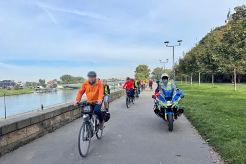 Kraków: odblaskowy rajd na tandemach do opactwa w Mogile