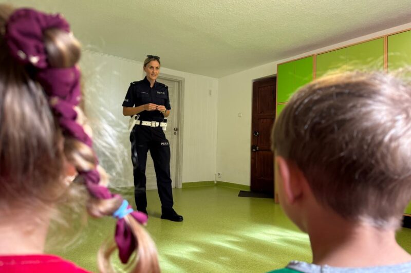 Bezpieczeństwo na drodze – noś odblaski, sprawdzaj światła! Działania policjantów krakowskiego ruchu drogowego