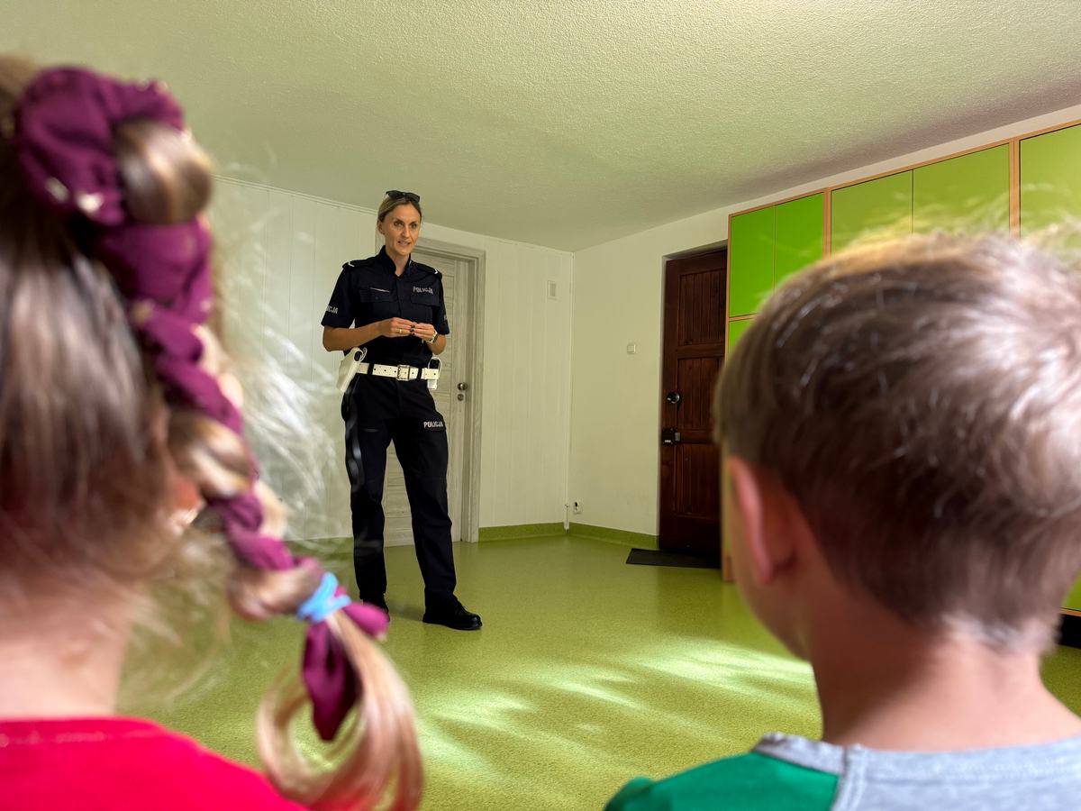 Bezpieczeństwo na drodze – noś odblaski, sprawdzaj światła! Działania policjantów krakowskiego ruchu drogowego