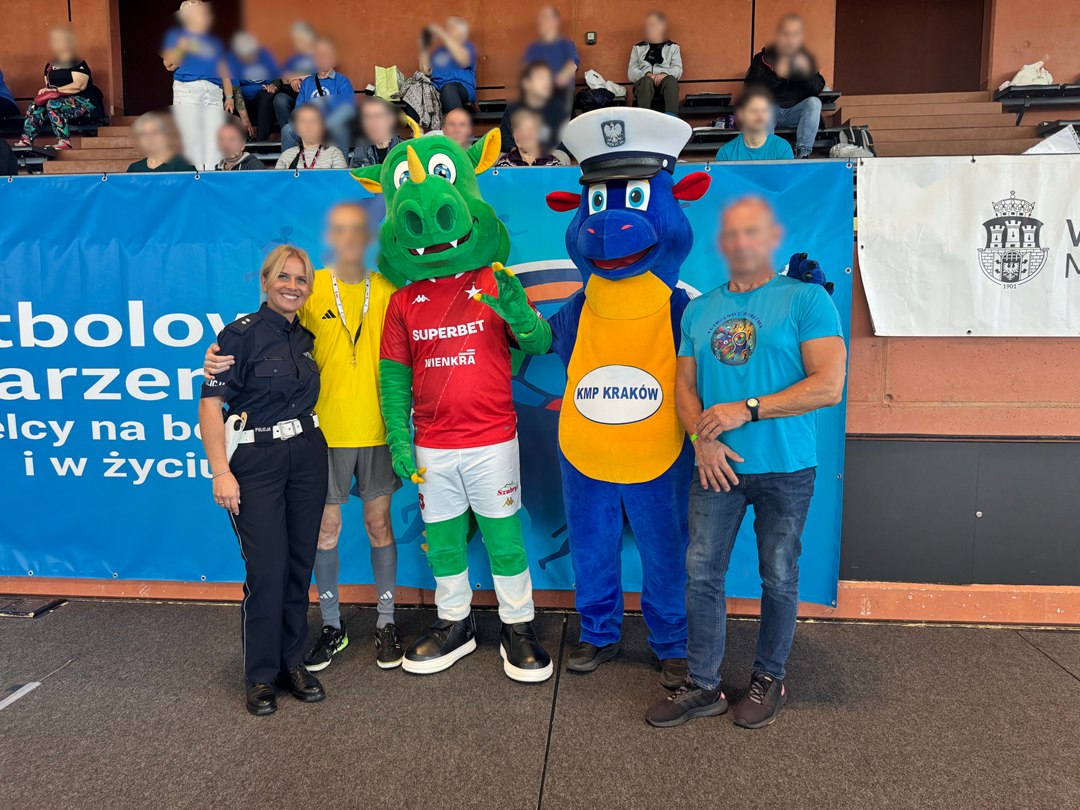 Policjanci z krakowskiej drogówki uczestniczyli w turnieju „Futbolowe Marzenia”