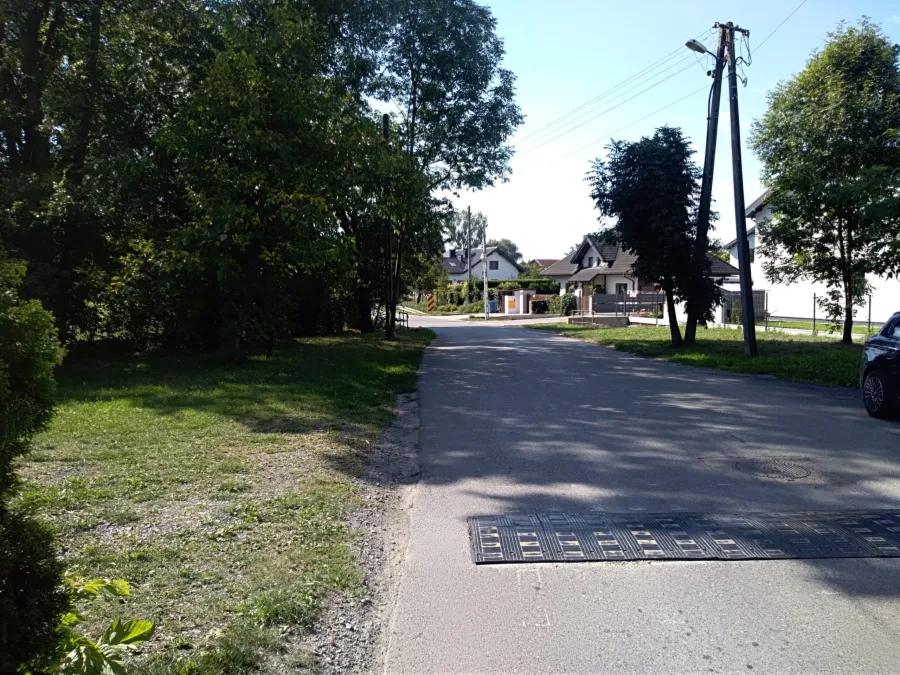 Nowy chodnik na ul. Karola Darwina. Miasto przygotowuje projekt