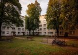 Osiedle bloków mieszkalnych w Krakowie z zielonym dziedzińcem i lipami