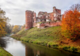 Ruiny zamku nad rzeką