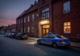 Wejście do komendy policji o zmierzchu